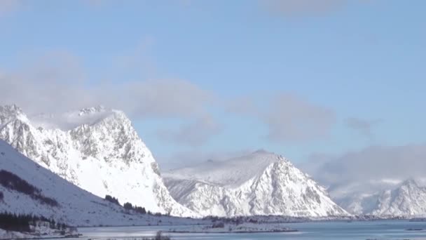 Vinter Norge Lugnt Fjord Vatten Snöklädda Berg Sol Och Moln — Stockvideo