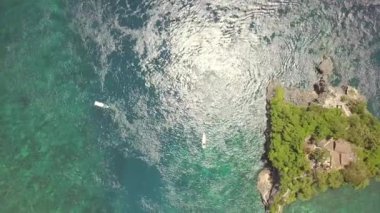 Endonezya. Tropik ada harbor, tekneler ve plaj şemsiye. Havadan görünümü