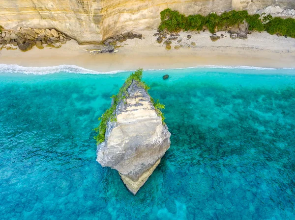 Indonesia Empty Beach Cliff Island Penida Sharp Rock Shore Aerial — Stock Photo, Image