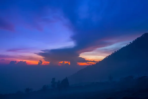 Cielo pre-amanecer en la ladera de la montaña — Foto de Stock