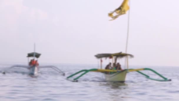 朝の外海 2つのインドネシアのボート 乗客と Trimaran デフォーカス スローモーション — ストック動画