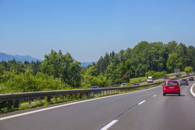 Banliyö otoyol ve yaz güneşli hava