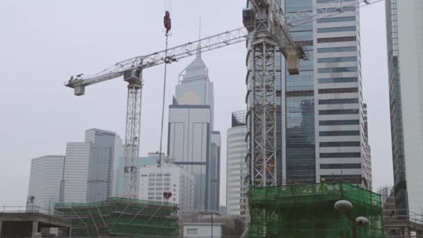 香港在多云的天气 摩天大楼和建筑工地 两台起重机快速运动 — 图库视频影像
