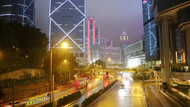 Hong Kong Nachts Wolkenkrabbers Zware Regenval Dichte Autoverkeer Snelle Beweging — Stockvideo