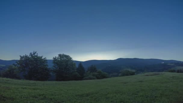 Летняя Поляна Зеленой Травой Доброе Утро Солнце Приходит Вершины Холмов — стоковое видео