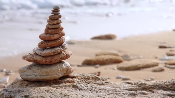 Surfe Uma Praia Selvagem Defocus Uma Pirâmide Seixos Primeiro Plano — Vídeo de Stock