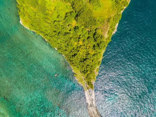 Tiro de arriba hacia abajo en la Isla Tropical. Vista aérea — Foto de Stock