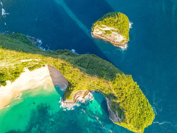 Tiro de arriba hacia abajo en la costa de la isla tropical. Vista aérea — Foto de Stock