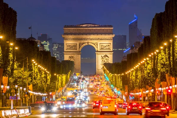 Champs Elysees ve Gece Arc de Triomphe