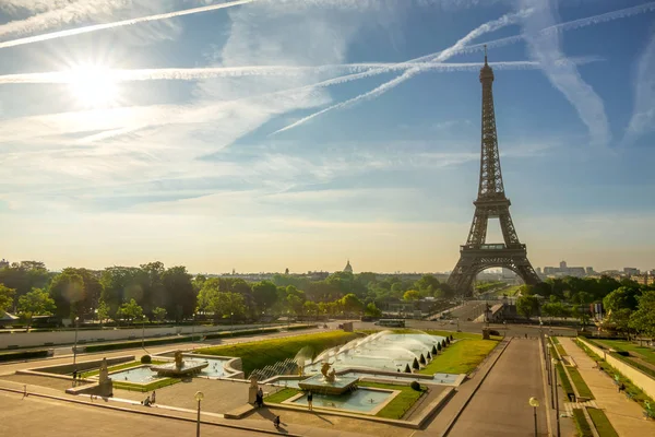 Az Eiffel-torony és a szökőkutak is a Trocadero kertekben — Stock Fotó