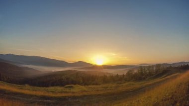 Yaz sabahı. Alçak dağlar arasındaki vadide hafif sis. Güneş neredeyse bulutsuz mavi gökyüzünde yükselir. Zaman atlamalı
