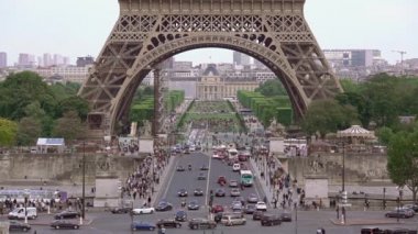 Fransa. Paris. Eiffel Kulesi ve Jena Köprüsü 'nde araba ve insanlar trafik. Yavaş hareket