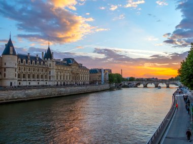 Seine Nehri üzerinde renkli günbatımı