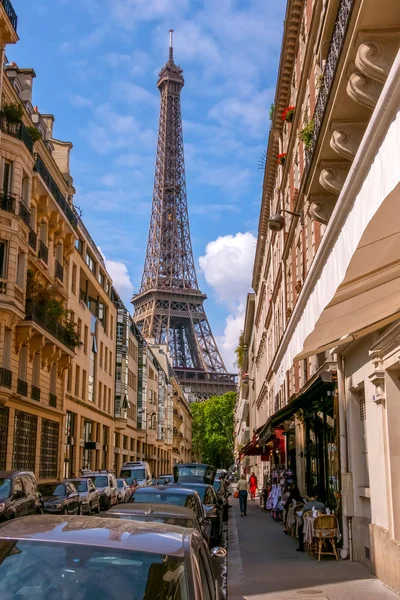 Paris 'in dar Sokağı ve Eyfel Kulesi