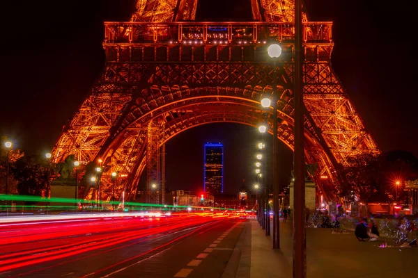 Tráfego noturno perto da Torre Eiffel — Fotografia de Stock