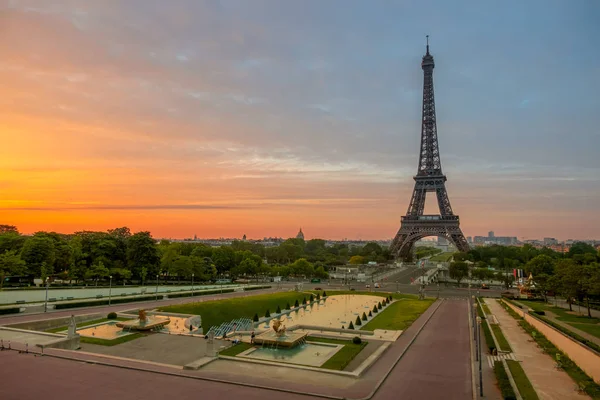 Reggel az Eiffel-torony közelében — Stock Fotó