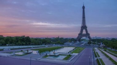 Fransa, Paris. Sabah. Eyfel Kulesi ve Trocadero bahçeleri. Renkli gökyüzü ve hızlı bulutlar. Zaman atlamalı