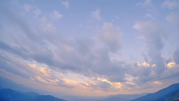 Montañas Verano Nubes Coloridas Corren Rápido Caducidad — Vídeos de Stock