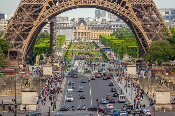 Turister och bilar nära Eiffeltornet — Stockfoto