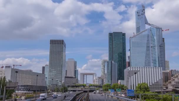 フランス 近代的な地区ラ ディフェンス 超高層ビル 車の交通や雲 時間経過 — ストック動画