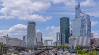 Fransa. Paris. Modern bölge La Defense. Araba trafiği, gökdelenler ve bulutlar. Zaman atlamalı