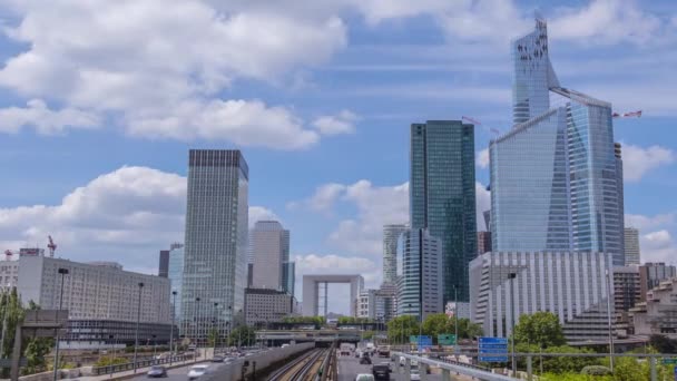 Francia París Barrio Moderno Defense Tráfico Autos Rascacielos Nubes Caducidad — Vídeo de stock