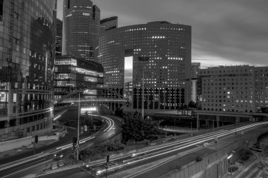 Modern Binalar Arasında Akşam Trafiği Bw