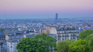 Fransa. Paris. Yaz sabahı. Sacre Coeur tepesinden şehrin panoraması. Zaman atlamalı