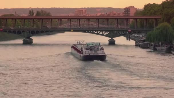 盛夏的晚上 驳船漂浮在水面上 汽车和火车在桥上 快速运动 — 图库视频影像