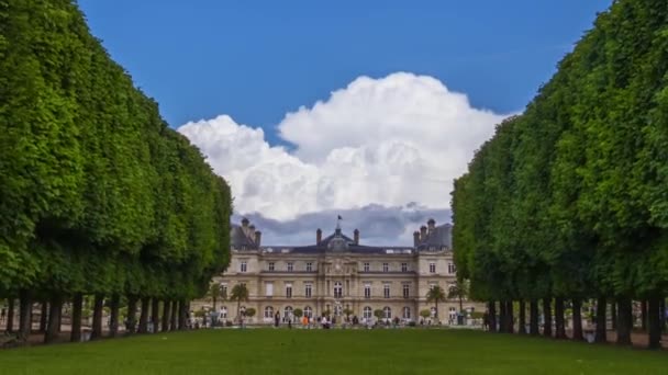 夏天的巴黎 卢森堡花园的小巷 俯瞰宫殿 云运行得很快 时间推移 — 图库视频影像