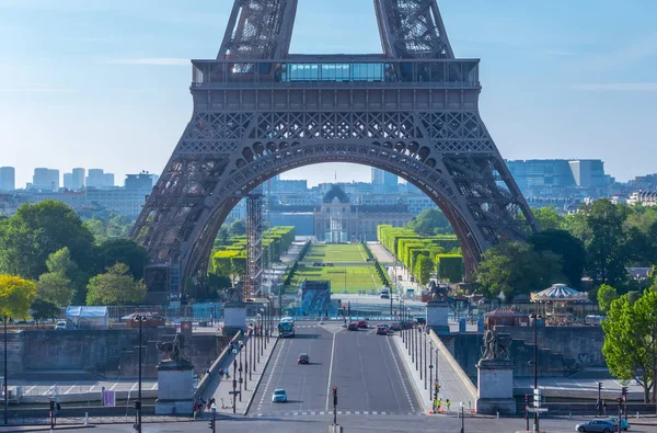 Napsütéses délelőtt az Eiffel-torony közelében — Stock Fotó