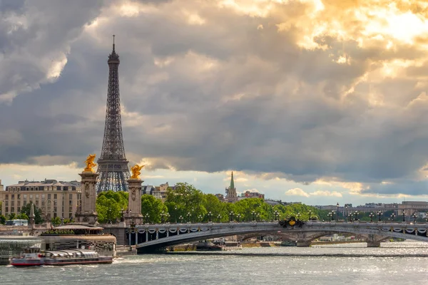 Nehéz felhők Párizs felett — Stock Fotó
