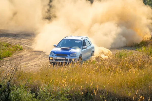 Une voiture de rallye passe au tournant de la route — Photo