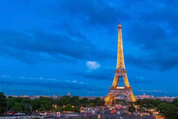 A nyári szürkületi és fények az Eiffel-torony — Stock Fotó