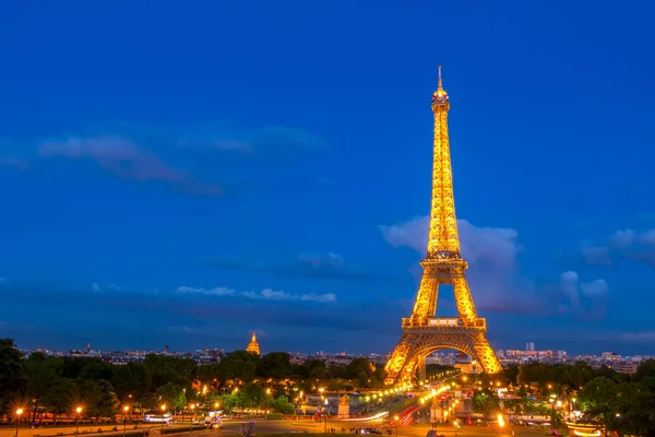 Az Eiffel-torony nyári estje és fényei — Stock Fotó