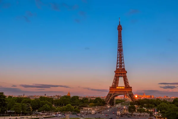 Summer Twilight és a forgalom az Eiffel-torony közelében — Stock Fotó