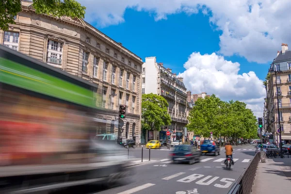 Tráfego de Paris em um dia ensolarado de verão — Fotografia de Stock