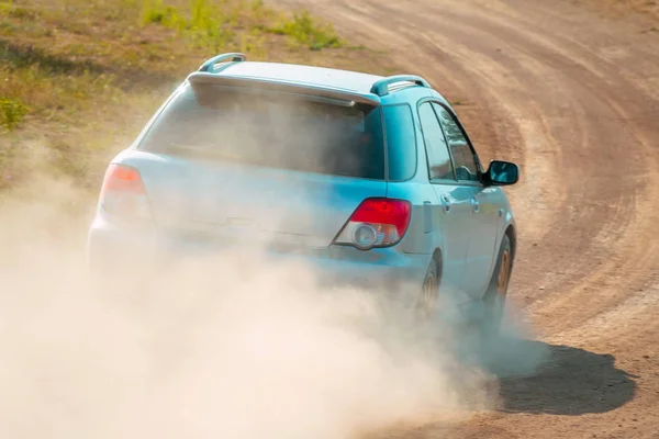 Vue arrière d'une voiture bleue sur une route poussiéreuse — Photo