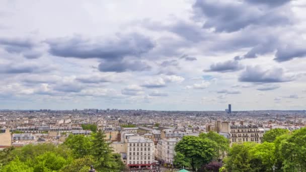 Frankrike Paris Sommardag Panoramautsikt Över Taken Molnen Igång Snabbt Eiffeltornet — Stockvideo