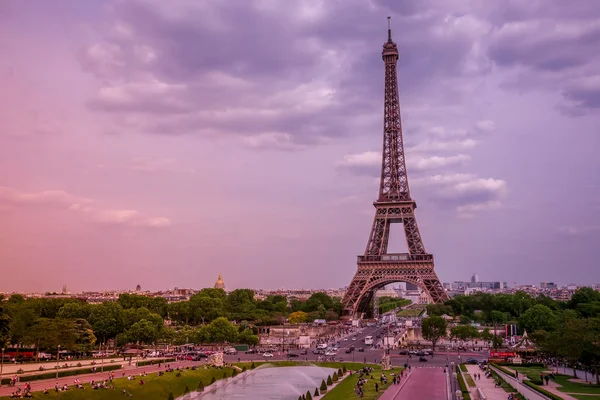 Roze avond in de buurt van de Eiffel toren — Stockfoto