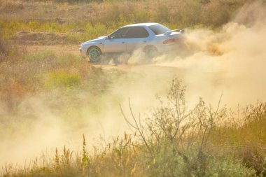 Spor Araba Bir Bend ve Dust 01 bir sürü