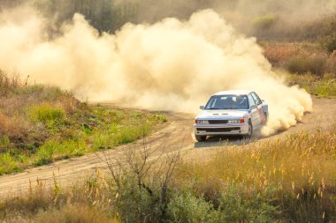 Spor Araba Bir Bend ve Dust 03 bir sürü