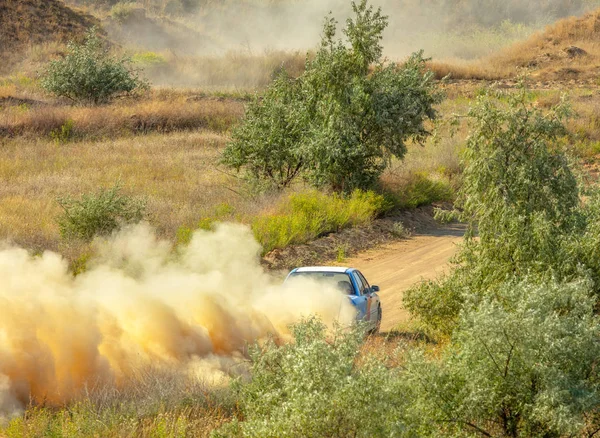 Sportovní vůz na ohbí a hodně prachu 05 — Stock fotografie