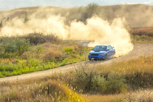 Sportautó egy kanyar és sok por 02 — Stock Fotó