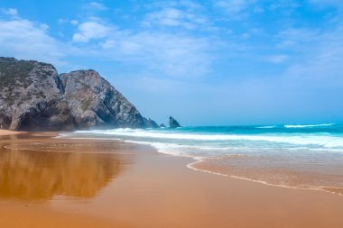Boş Bir Plajda sörf ve Rocky Ocean Coast