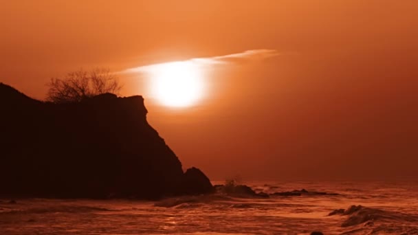 Zonsondergang Zee Surfen Rotsachtige Kust Silhouet — Stockvideo