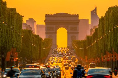 Champs Elysees'de Altın Gün Batımı
