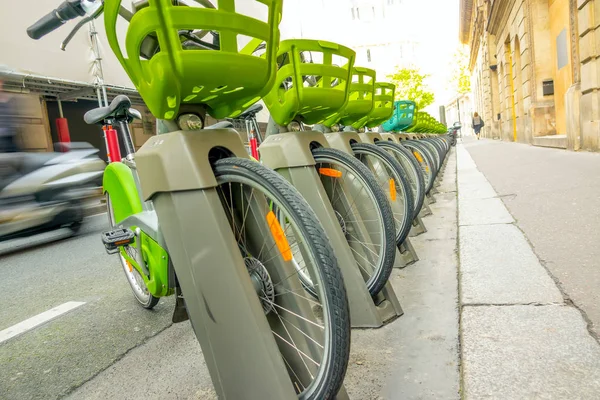 Велопарковки на вулиці Париж — стокове фото