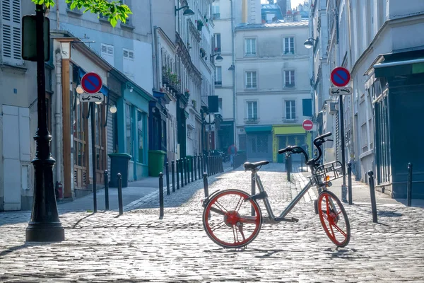 Bicicletă singuratică pe strada Sunny din Paris — Fotografie, imagine de stoc