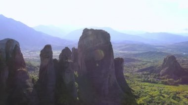 Yunanistan. Kalambaka. Meteora. Kayalıklardaki manastırlar. Sıcak yaz güneşli bir gün. Panorama